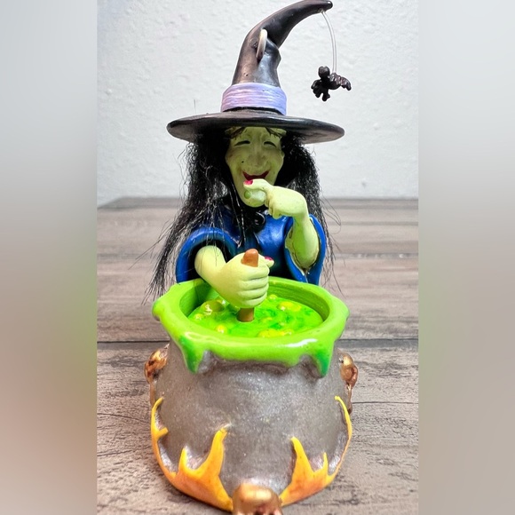 HALLMARK Keepsake Vintage 2004 NIB Halloween Ornament Witch MATILDA, THE COOK! - Picture 4 of 8